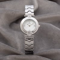 ساعة نسائية باللون الفضي