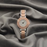 ساعة نسائية باللونين النحاسي والفضي