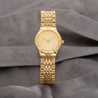 ساعة نسائية بتصميم الجنيهات ميناء ذهبي