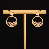 حلق نسائي جميل وهادئ