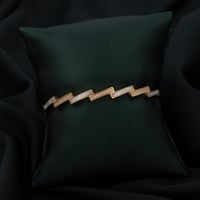 اسوارة نسائية باللون الذهبي