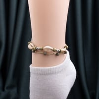 خلخال نسائي باللون السماوي