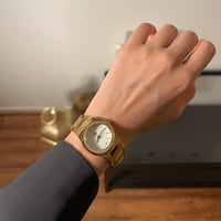 ساعة نسائية باللون الذهبي