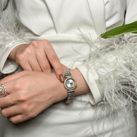 ساعة نسائية باللونين الفضي والذهبي