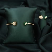 تتميز الإسوره بتصميمها المتناغم الذي يلتف على معصم...