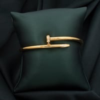 اسوارة مسمار ذهبي استيل صيحة صاخبة لاتنتهي ..