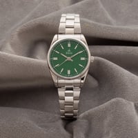 ساعة نسائية باللون الفضي