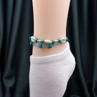 خلخال نسائي باللون السماوي