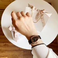 ساعة نسائية باللون النحاسي الأسود