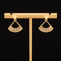 حلق نسائي جميل وهادئ