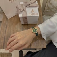ساعة جلد نسائية بلونها الاخضر الميناء الاخضر