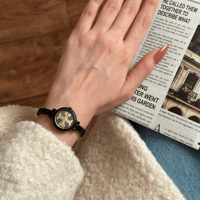 ساعة نسائية حصير باللون اللاسود