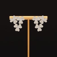 حلق نسائي جميل وهادئ