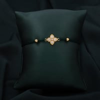 اسوارة نسائية خيط تليق بجمالك باللون الاخضر وفصوص...