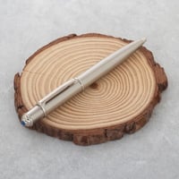 يمكنك تنسيق القلم مع طلتك اليوميه باللون الفضي