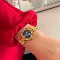 ساعة نسائية باللون الذهبي