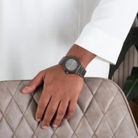 ساعة رجالية باللون الاسود