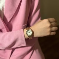 ساعة نسائية استيل باللون الذهبي ميناء ابيض لتعطيك...