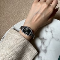 ساعة نسائية باللون الفضي