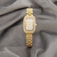 ساعة نسائية باللون الذهبي