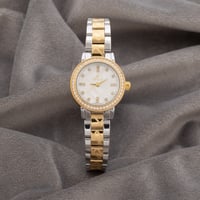 ساعة نسائية باللونين الفضي والذهبي