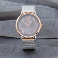 كل رجل عصري يهتم بتفاصيل إطلالته وتفرده لحضور ملفت...