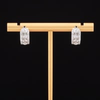 حلق فريد باللون الفضي