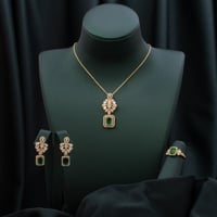 طقم زركون ذهبي 3 قطع بفص اخضر ملفت