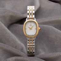 ساعة نسائية باللونين الفضي والذهبي