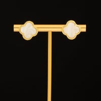 حلق نسائي تصميم براق وصدف ابيض