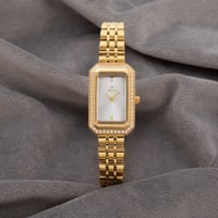 ساعة نسائية باللون الذهبي