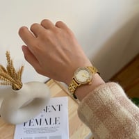 ساعة نسائية باللون الذهبي