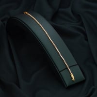 اسوارة نسائية باللون الذهبي