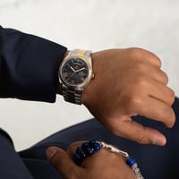 ساعة بميناء باللون الكحلي يتميز بتفاصيله الملفتة و...