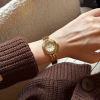 ساعة نسائية باللون الذهبي