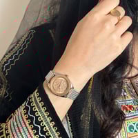 ساعة نسائية بسير حصير ملفت باللون النحاسي والفضي م...