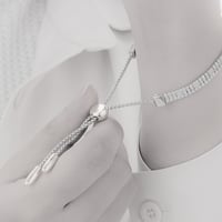 ساعة نسائية فصوص كريستال باللون الفضي ميناء ابيض