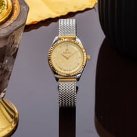 ساعة نسائية بسير حصير ملفت باللون الذهبي والفضي مي...