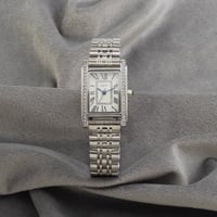 ساعة نسائية باللون الفضي