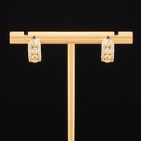 حلق فريد باللون الذهبي