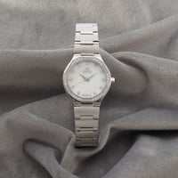 ساعة نسائية باللون الفضي