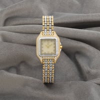 ساعة نسائية باللونين الفضي والذهبي