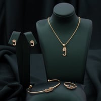 طقم أطفال باللون الذهبي