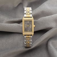 ساعة نسائية باللونين الفضي والذهبي