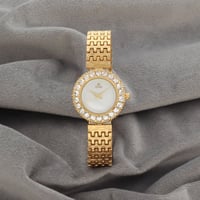 ساعة نسائية باللون الذهبي