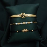 طقم أساور باللون الذهبي