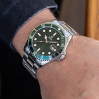 الساعة التي تميزك بحضور أنيق و عصري باللون الفضي