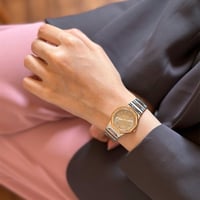 ساعة نسائية باللونين الفضي والنحاسي