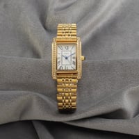 ساعة نسائية باللون الذهبي