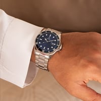 الساعة التي تميزك بحضور أنيق و عصري باللون الفضي م...